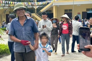 Học sinh lớp 1 ngủ quên trong tủ 4 giờ, cả xã hốt hoảng tìm kiếm