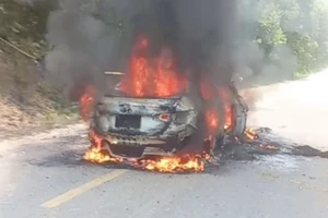 Ô tô cháy trơ khung, 5 người kịp thoát ra ngoài