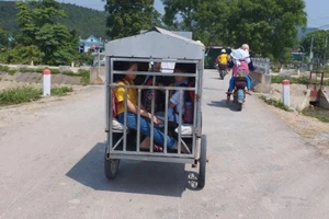 Chế xe kéo để chở các cháu đi học tránh nắng nóng