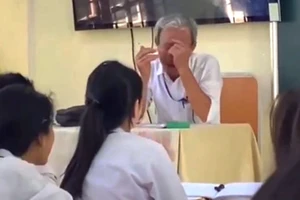 Xôn xao clip thầy giáo 62 tuổi bật khóc trên bục giảng