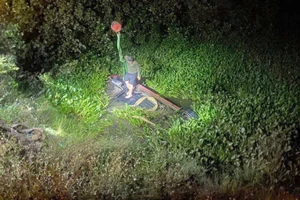 Xe hơi rơi xuống hồ nước làm 2 người tử vong