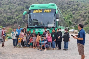 Nghỉ hè, trẻ em miền núi Nghệ An bắt xe vượt ngàn cây số vào Nam thăm cha, mẹ