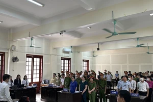 Xử vụ cô giáo Dung ở Nghệ An: 'Hỏi xoáy, đáp xoay' giữa đại diện VKS và bị cáo