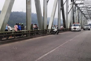 Để xe trên cầu Bến Thủy, thanh niên nhảy xuống sông Lam rồi kêu cứu