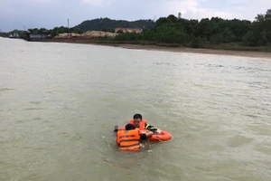 Người phụ nữ trôi trên sông Lam nói 'để chị chết' khi cảnh sát tiếp cận 