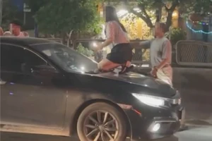 Xôn xao clip con dâu, bố chồng chặn xe 'đánh ghen' bị đẩy lên nắp capo