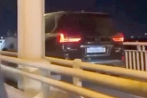 Xe Lexus 570 đi vào làn dành cho xe máy, xe thô sơ trên cầu Bến Thủy 1