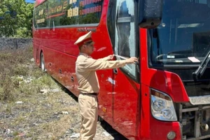 Người đi xe Fotuner ném vỡ kính xe khách trên quốc lộ 1A