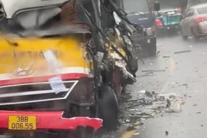 Xe buýt bị container tông nát phần đầu