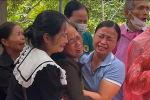 Nhiều người cầm hoa cúc trắng đón linh cữu Đại úy Lê Ánh Sáng về quê nhà 