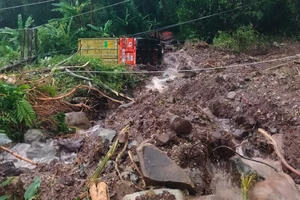 Mưa lớn làm sạt lở đất đá, ách tắc ở cửa khẩu quốc tế Cầu Treo