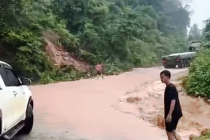 Vụ sạt lở trôi xe người Việt ở Lào: Tuyến đường độc đạo vẫn ách tắc 
