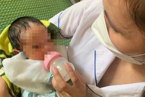 Bé trai bị bỏ rơi ở cổng chùa đã có người thân đến nhận về 