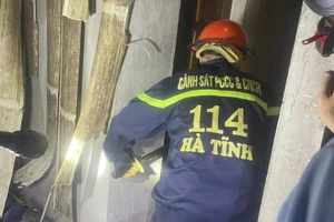 Cảnh sát dập lửa cứu 3 bà cháu trong vụ cháy nhà