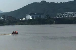 Cảnh sát tìm thấy thi thể thanh niên để lại xe máy trên cầu Bến Thủy 2