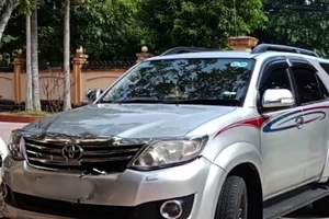 Điều khiển xe ô tô đâm thẳng vào nhóm bạn sau mâu thuẫn tại bàn nhậu