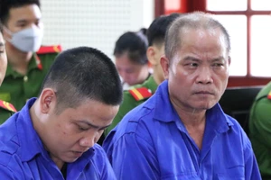 Từ chuyện tranh chấp đất đai, hàng xóm thiệt mạng, 2 cha con vào tù