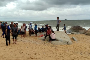 Người dân ra bờ biển dõi theo công tác tìm kiếm, cứu các ngư dân lật thuyền