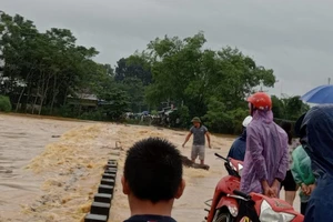 Người dân cứu kịp 2 người lật thuyền khi đi bắt chim mùa lũ