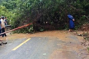 Cứu hai cô giáo đi dạy về bị núi sạt lở vùi lấp