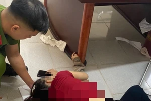 Khởi tố người chồng đâm vợ tại trụ sở tòa án