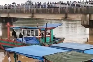 Theo cha xuống thuyền, bé trai 13 tuổi bị mất tích