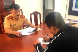 Tước bằng lái, phạt tiền tài xế xe khách xả chất thải xuống đường