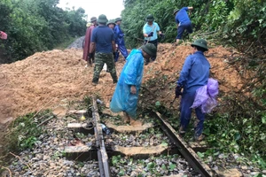 Đường sắt Bắc-Nam sạt lở, hơn 330 hành khách phải đổi tàu