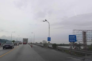 Cảnh sát vớt thi thể 2 người đàn ông dưới chân cầu Bến Thủy