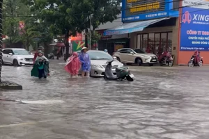 Mưa lớn, nhiều tuyến đường ở TP Vinh ngập sâu