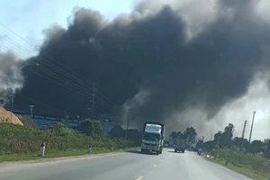 Cháy lớn một công ty ở Khu công nghiệp Nam Cấm