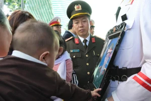  Nghẹn ngào đưa tiễn Đại úy Trần Trung Hiếu về nơi an nghỉ 