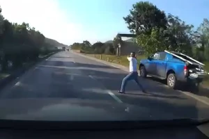 'Múa' gậy golf đe dọa tài xế trên quốc lộ 1A