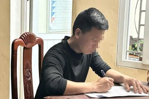 Người quay xe 'húc' CSGT, tránh đo nồng độ cồn khai là thượng úy