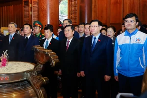 Chủ tịch Quốc hội dâng hương, tưởng niệm Chủ tịch Hồ Chí Minh và các anh hùng, liệt sĩ tại Nghệ An