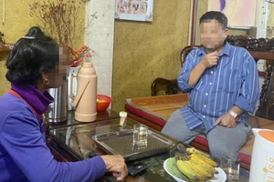 Nữ chủ tiệm vàng âm thầm nhắn tin cho công an ‘dân đang bị lừa tiền’