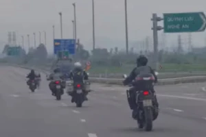 Công an truy tìm nhóm đi mô tô phân khối lớn ngang nhiên chạy trên cao tốc Bắc-Nam