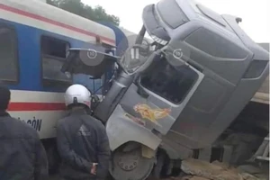 Tai nạn xe tải và tàu SE8, toa xe trật bánh khỏi đường ray