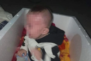 1 bé gái sơ sinh bị bỏ rơi trong thùng xốp bên quốc lộ 1A