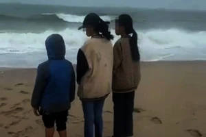 Nhói lòng hình ảnh 3 người con dõi mắt ra biển tìm mẹ đang mất tích