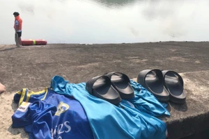 2 đôi dép để trên bờ đập: Vớt một thi thể, một học sinh đang mất tích