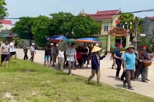 Ngư dân bỏ xác cá voi vào quan tài và tổ chức lễ an táng