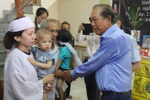 Báo Pháp Luật TP.HCM thăm hỏi, động viên gia đình 4 ngư dân gặp nạn trên biển