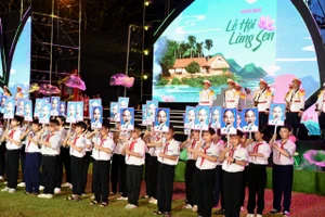 Lễ hội Làng Sen năm 2024: Rước 134 bức ảnh chân dung Bác Hồ 