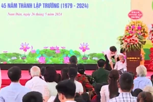 Thầy giáo bị đột quỵ khi đang phát biểu, nhiều học sinh tiếc thương