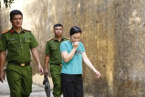 Khởi tố nhóm 1 phụ nữ và 5 thanh niên cưỡng đoạt 1 tỉ đồng rồi đi du lịch