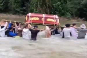 Lũ dâng, người dân khiêng quan tài vượt suối 
