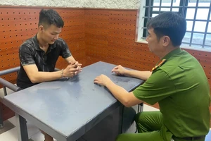 Đánh người trực chốt vì bị ngăn qua đường sạt lở nguy hiểm 