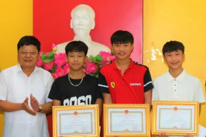 3 học sinh dũng cảm cứu sống 2 chị em chới với giữa dòng nước