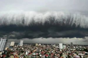 Người dân lo lắng khi mây đen xám xịt vần vũ trên bầu trời xứ Nghệ 